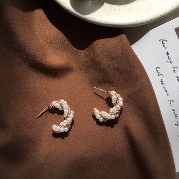 💙Pearls Twisted Croissant Dome Earrings - Picture 3 of 15